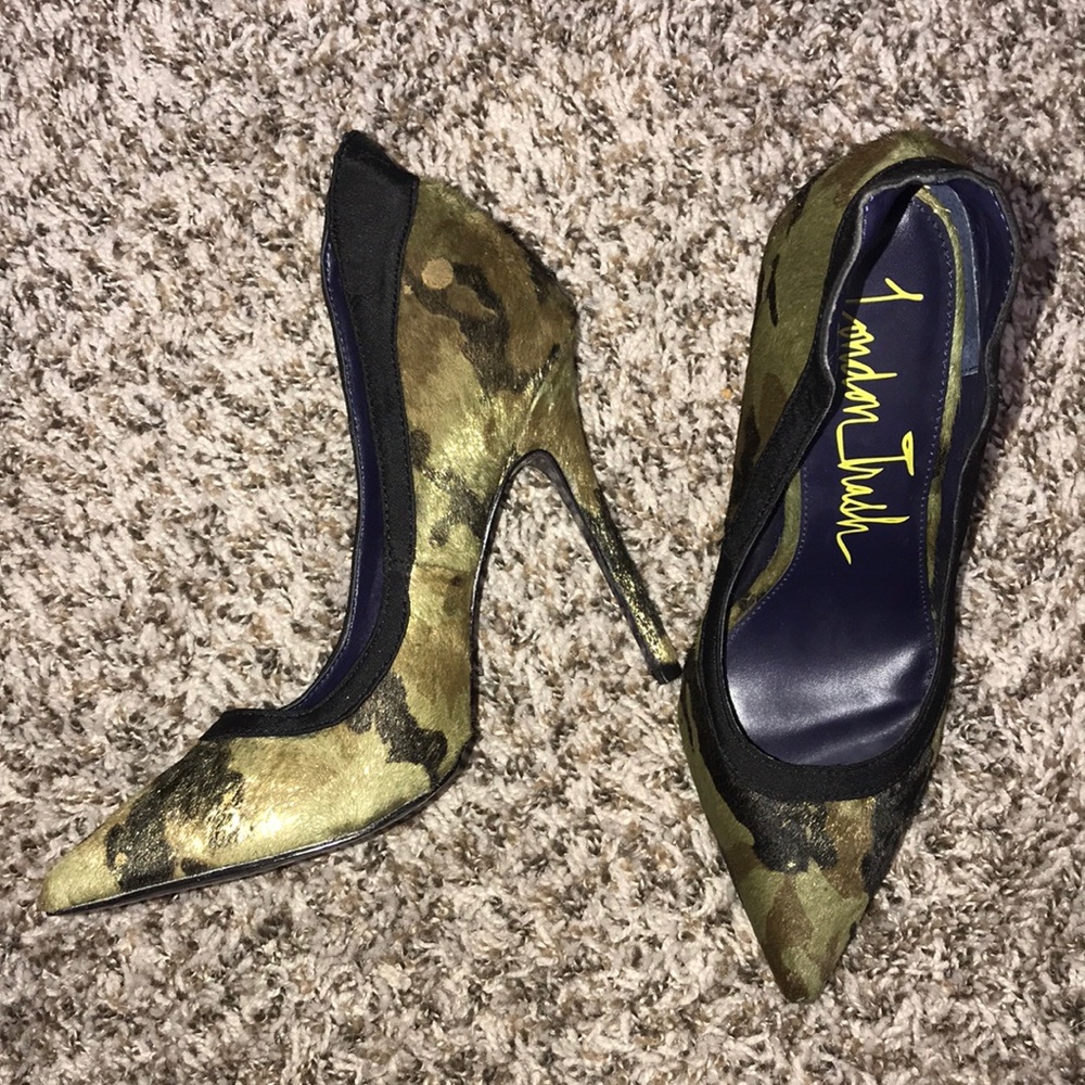 GORGEOUS fatigue print London Trash pumps